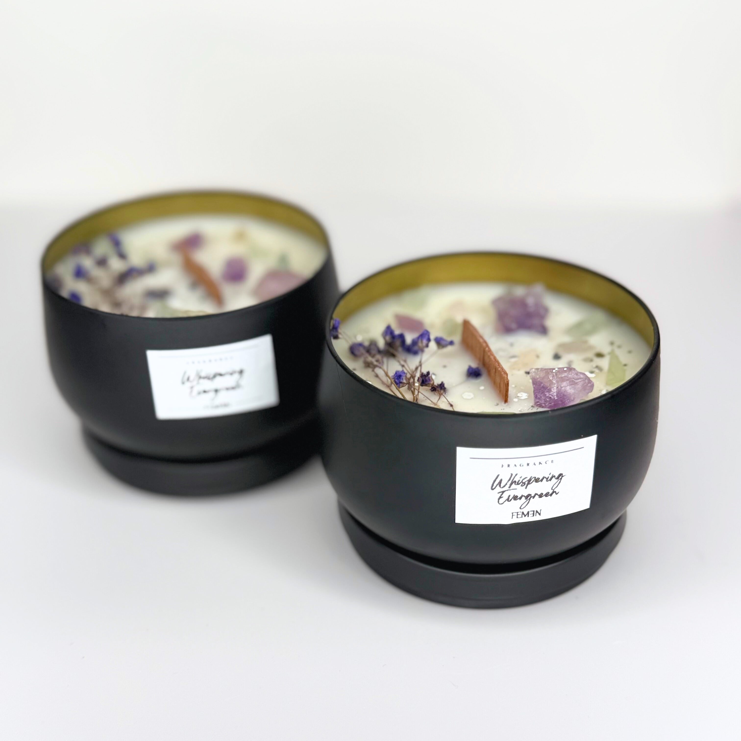 Whispering Evergreen - Duftkerze mit Holzdocht